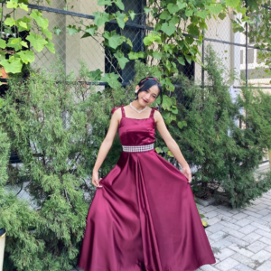 Gaun Maroon