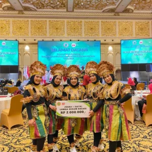 Kostum Tari Dayak