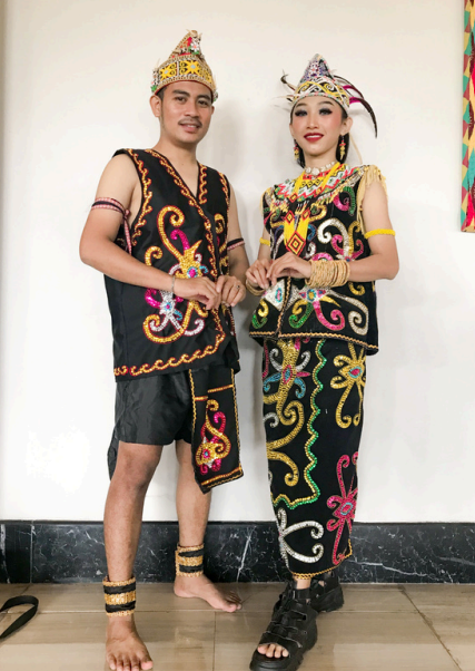 Baju Adat Dayak Pasangan